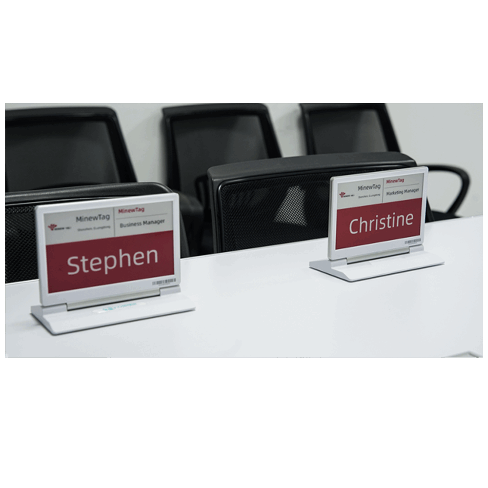 關(guān)鍵詞:智能會(huì)議座簽;描述:1.替代傳統(tǒng)紙質(zhì)會(huì)議名牌并帶有信息收發(fā)功能的智能電子顯示裝置。
                        2.產(chǎn)品采用藍(lán)牙5.0通訊方式，功耗低、刷新速度快、穩(wěn)定性好；屏幕采用
                        雙面電子墨水屏，可雙面顯示內(nèi)容，不僅可作為電子會(huì)議桌牌使用，還可作
                        為多場(chǎng)景工位牌等多種用途使用。