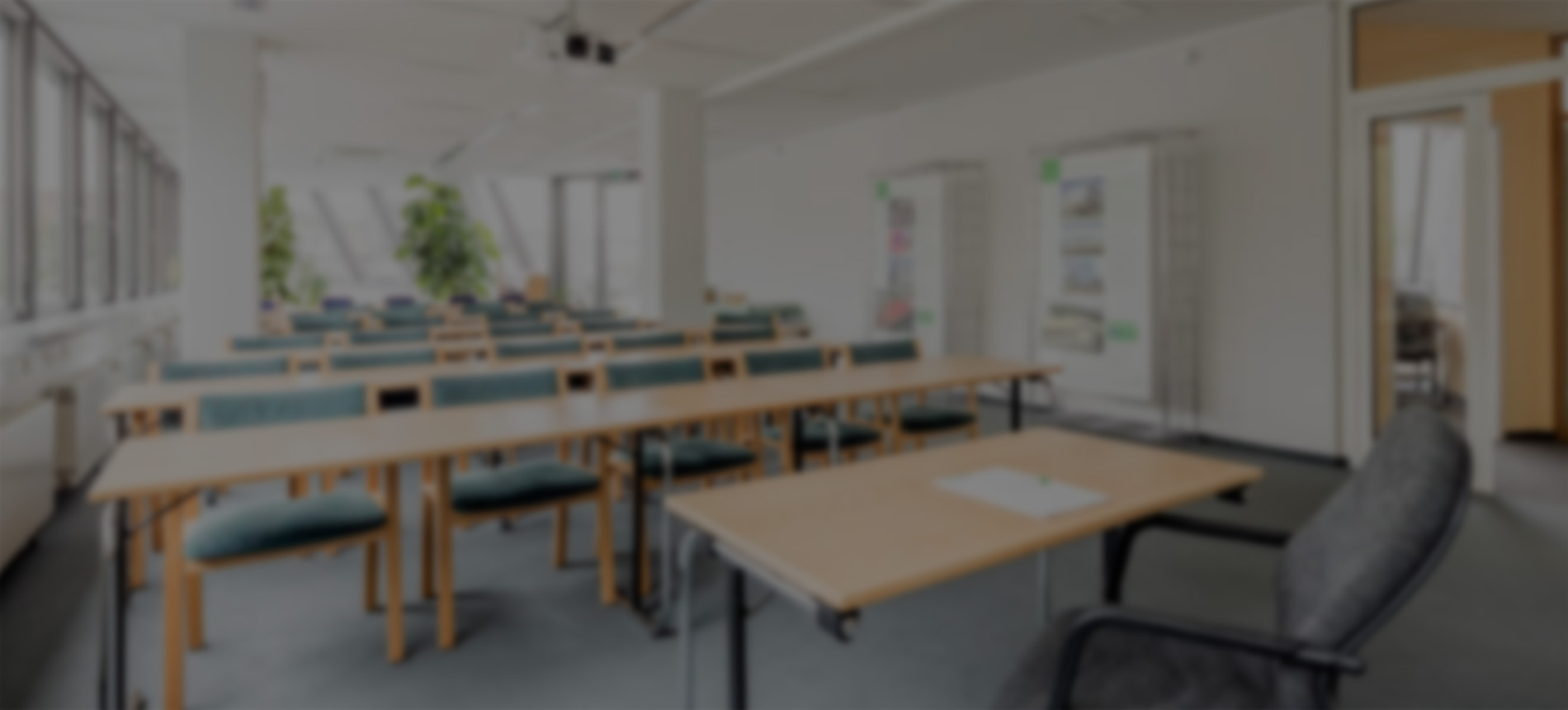 關鍵詞：智慧教室，簡約教室，深圳市武智科技，智能教學環境;描述：深圳市武智科技智慧教室解決方案中的簡約教室場景，呈現整潔、智能的教學環境。